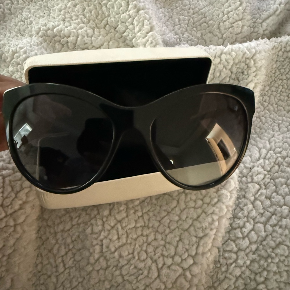 Elegant Black Sunglasses
